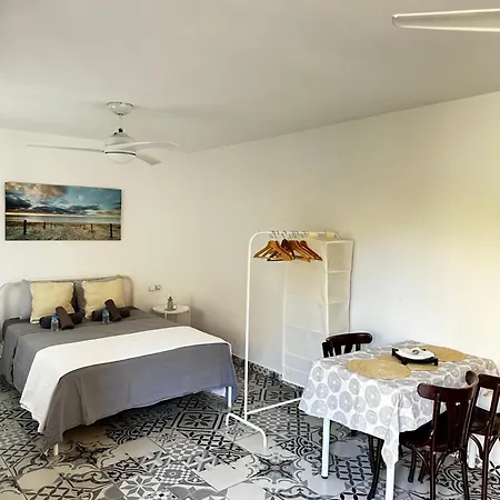Precioso Con A/a En Ruzafa Con Terracita Privada Y Acceso A Un Jardin, 2-3 Personas Valence