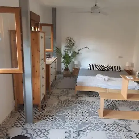 Apartament Precioso Con A/a En Ruzafa Con Terracita Privada Y Acceso A Un Jardin, 2-3 Personas